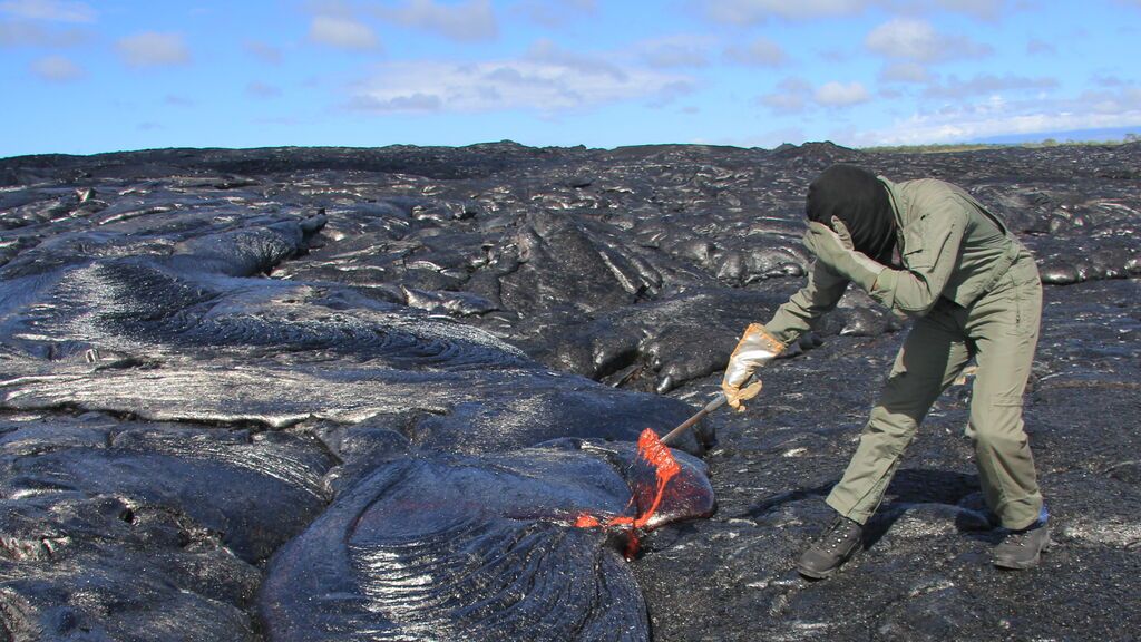 Un científico recoge muestras de lava del volcán Kilauea