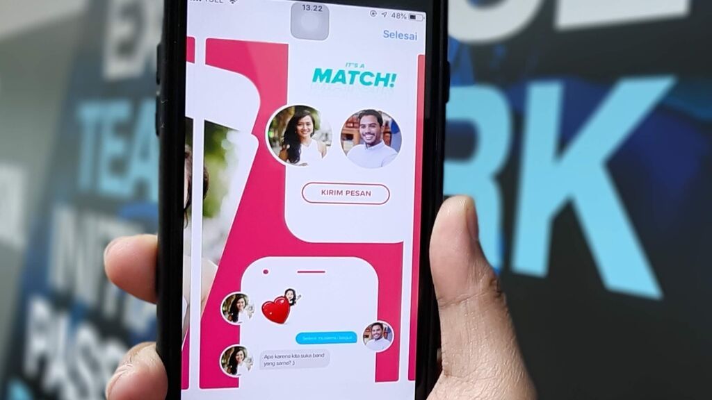 Cómo funciona la nueva versión "trabajo" de Tinder para ligar desde la oficina