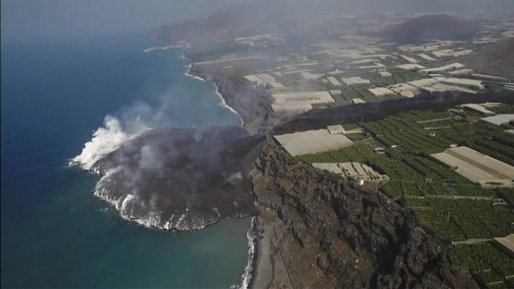 Un dron graba las imágenes más cercanas al recorrido final de la lava y el nuevo delta de La Palma