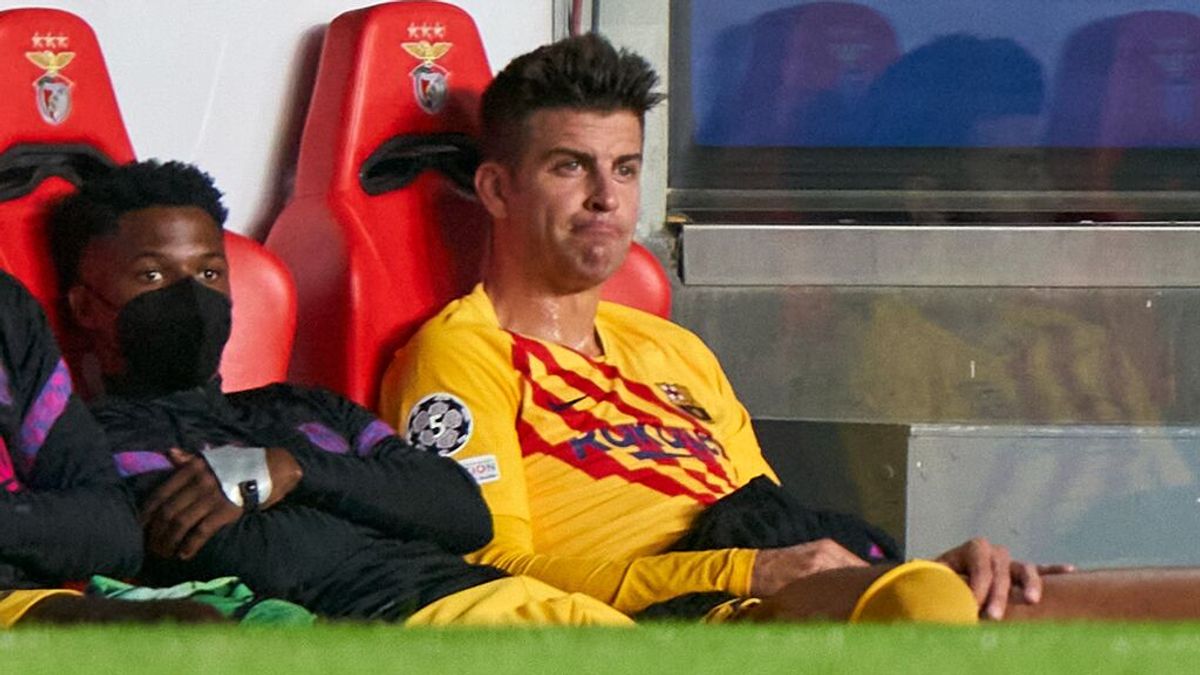 La cara de Piqué que lo dice todo: el gesto en el banquillo tras ser sustituido La cara de Piqué que lo dice todo: el gesto en el banquillo tras ser sustituido