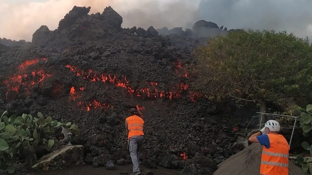 Toma de muestras de lava en La Palma