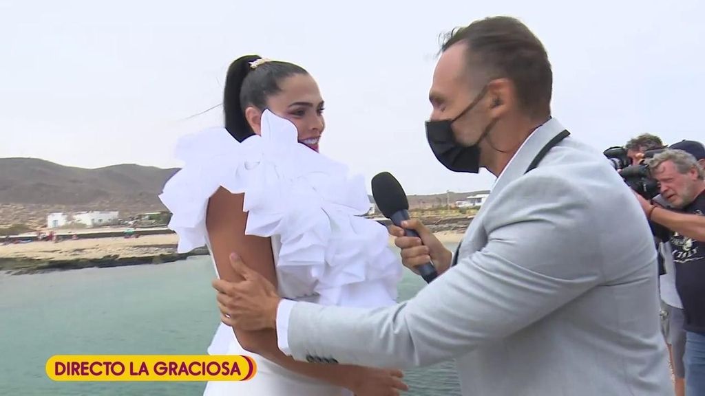 Amor Romeira atiende al micrófono de 'Sálvame' en su llegada a la ceremonia