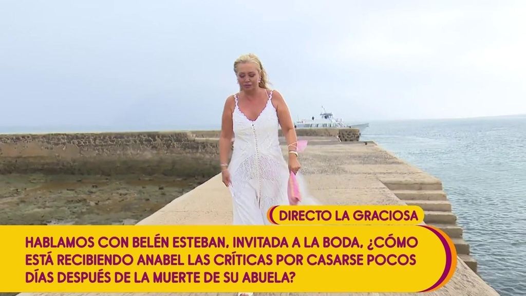 Belén Esteban de blanco roto con complementos en rosa palo