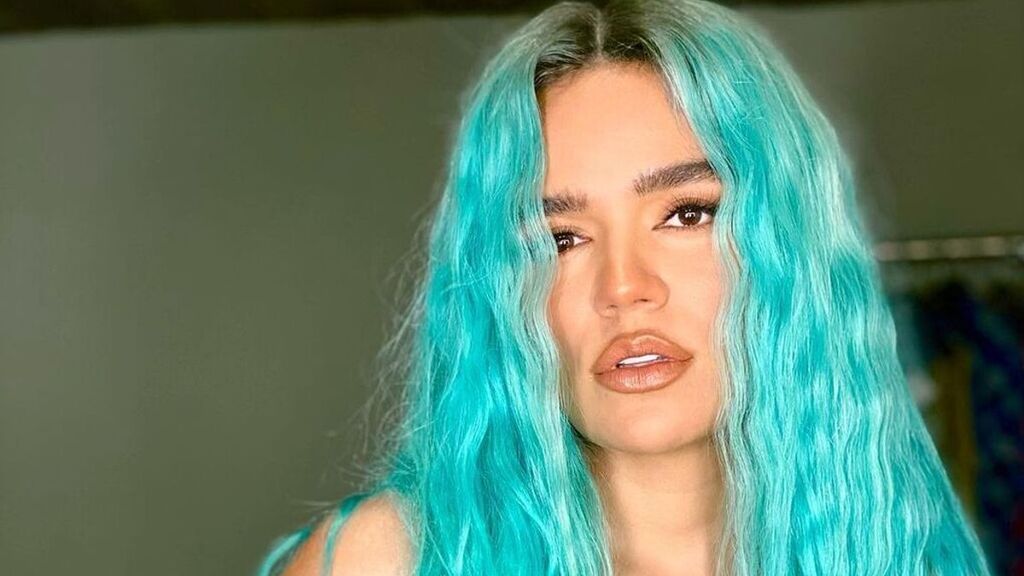 Karol G prueba con la moda del pelo bicolor en su nuevo cambio de look