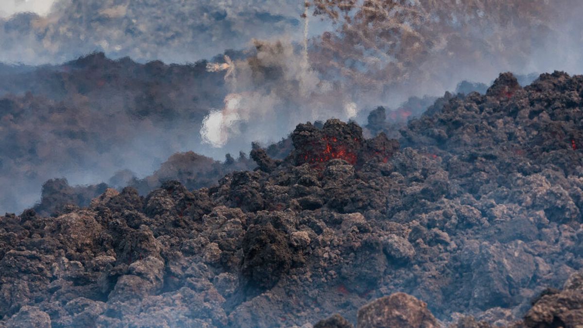 Un reportero aficionado se quema la mano tras tocar una piedra volcánica: “Recién hecha al horno” Un reportero aficionado se quema la mano tras tocar una piedra volcánica: “Recién hecha al horno”