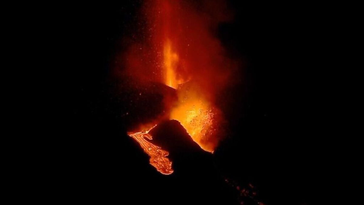Se abre una nueva boca y brota una nueva colada en el volcán La Palma Se abre una nueva boca y brota una nueva colada en el volcán La Palma