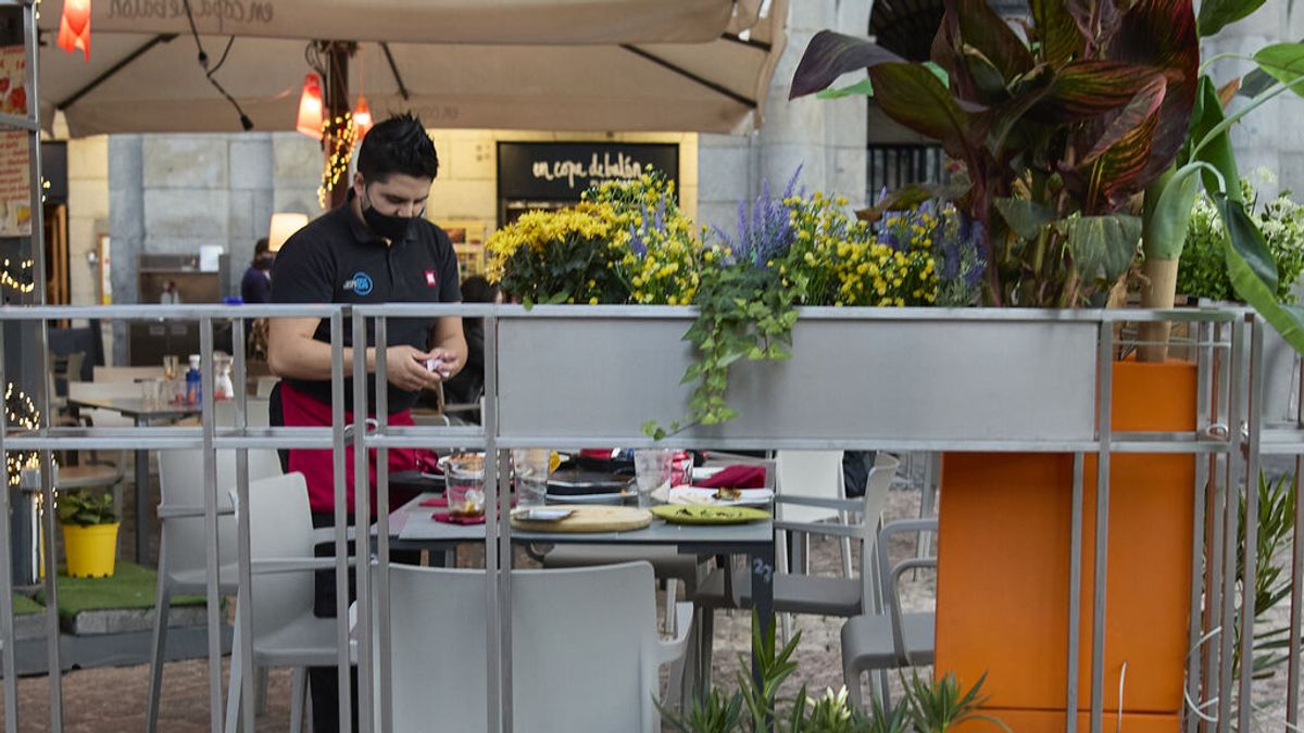 Un camarero en una terraza del centro de Madrid el 20 de septiembre, día en el que la comunidad elimina el límite de aforo en las terrazas Un camarero en una terraza del centro de Madrid el 20 de septiembre, día en el que la comunidad elimina el límite de aforo en las terrazas