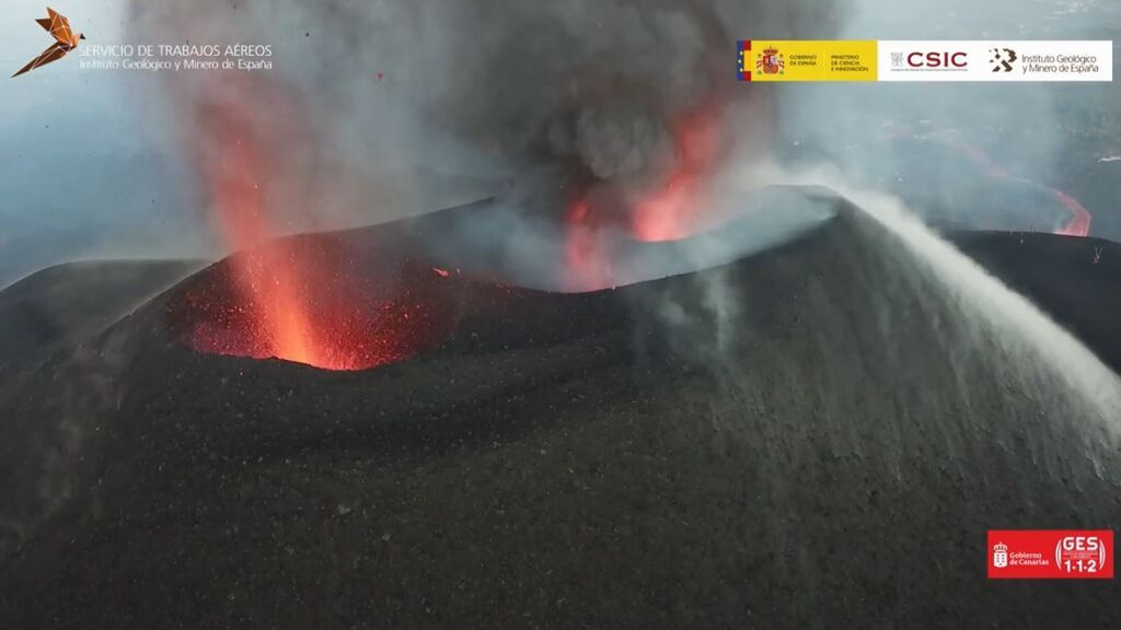 Las tres bocas del volcán de La Palma alineadas grabadas echando lava sin freno