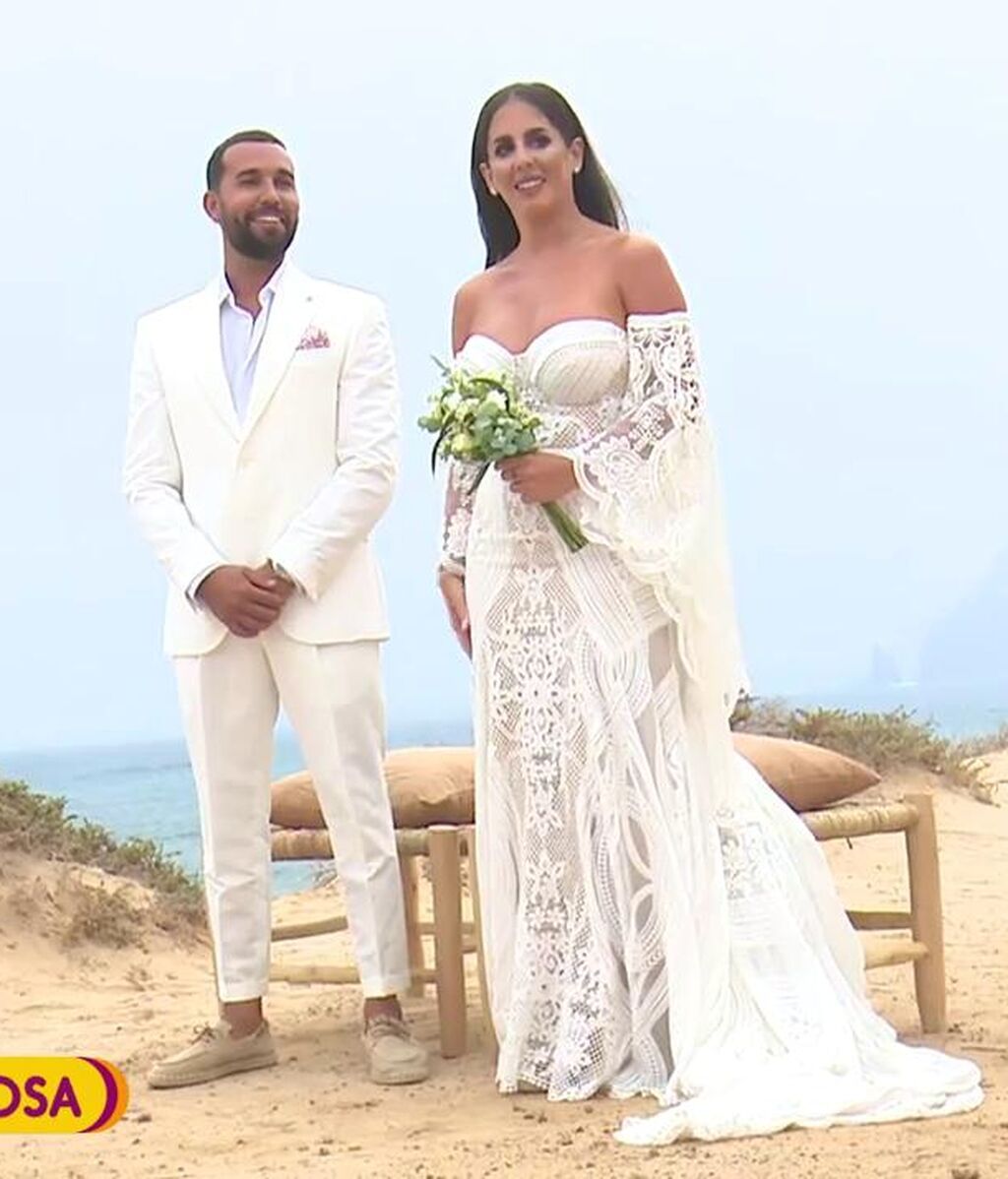 Los novios, radiantes en el altar frente al mar
