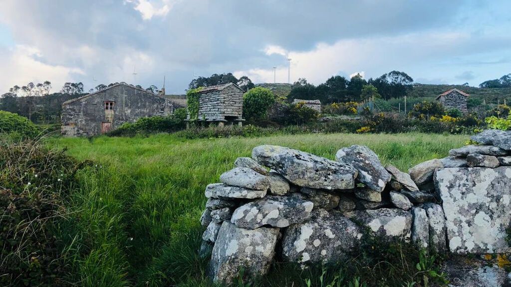 La mayoría de sus construcciones, de piedra, se mantienen en pie.