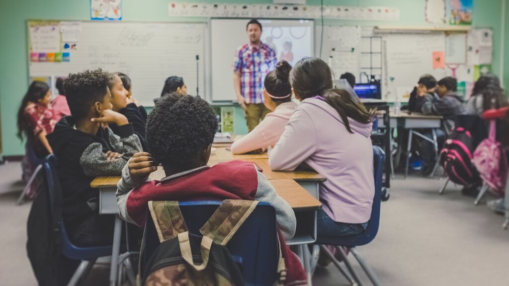 Un profesor critica a los alumnos que van en chándal a clase y abre un gran debate en Twitter: "Mejor ir cómodo"