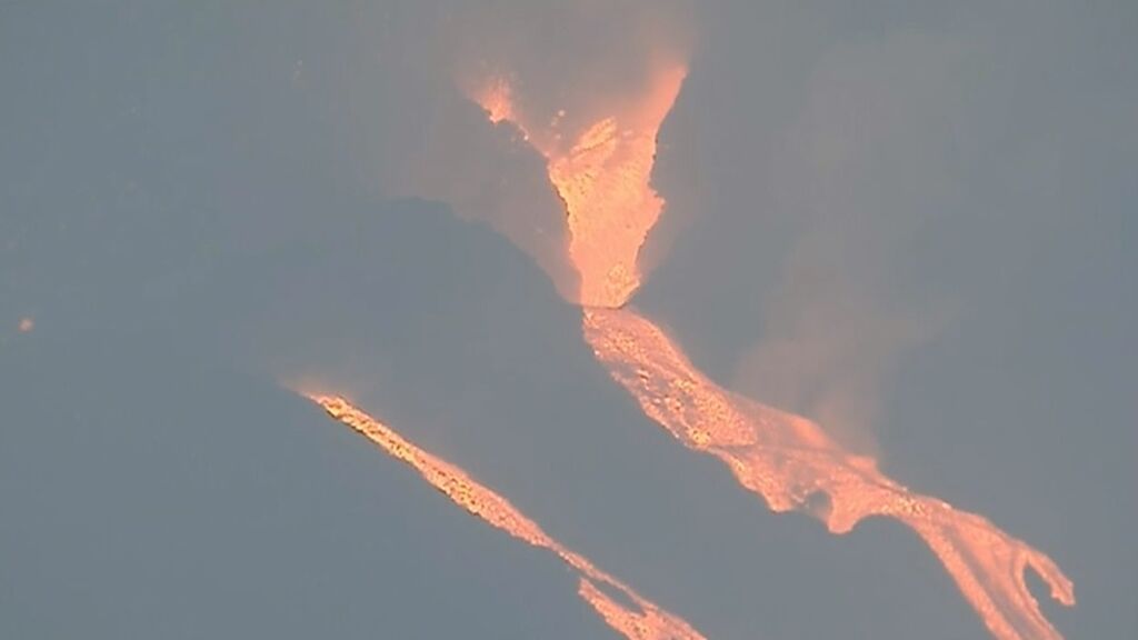 El nuevo canal de lava discurre por zona nueva en La Palma y aumenta la destrucción en la isla