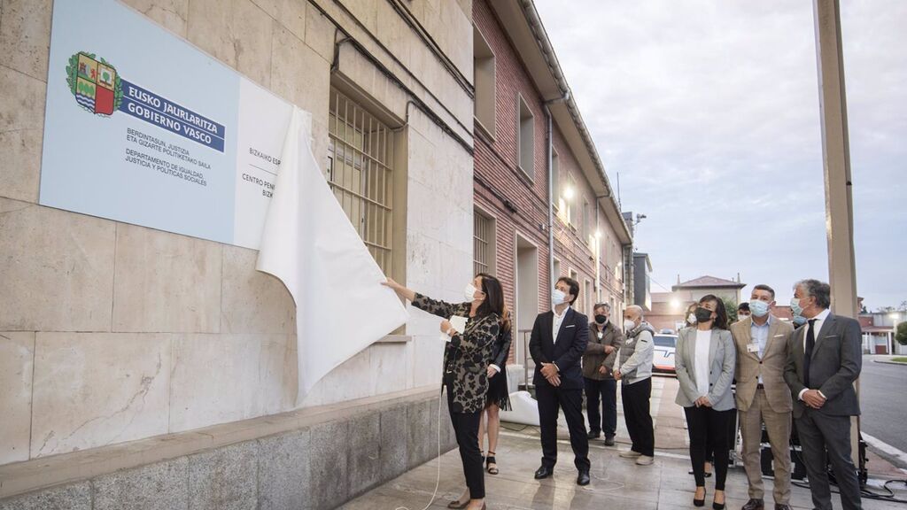 Artolazabal descubre la placa del Gobierno Vasco en la prisión de Basauri