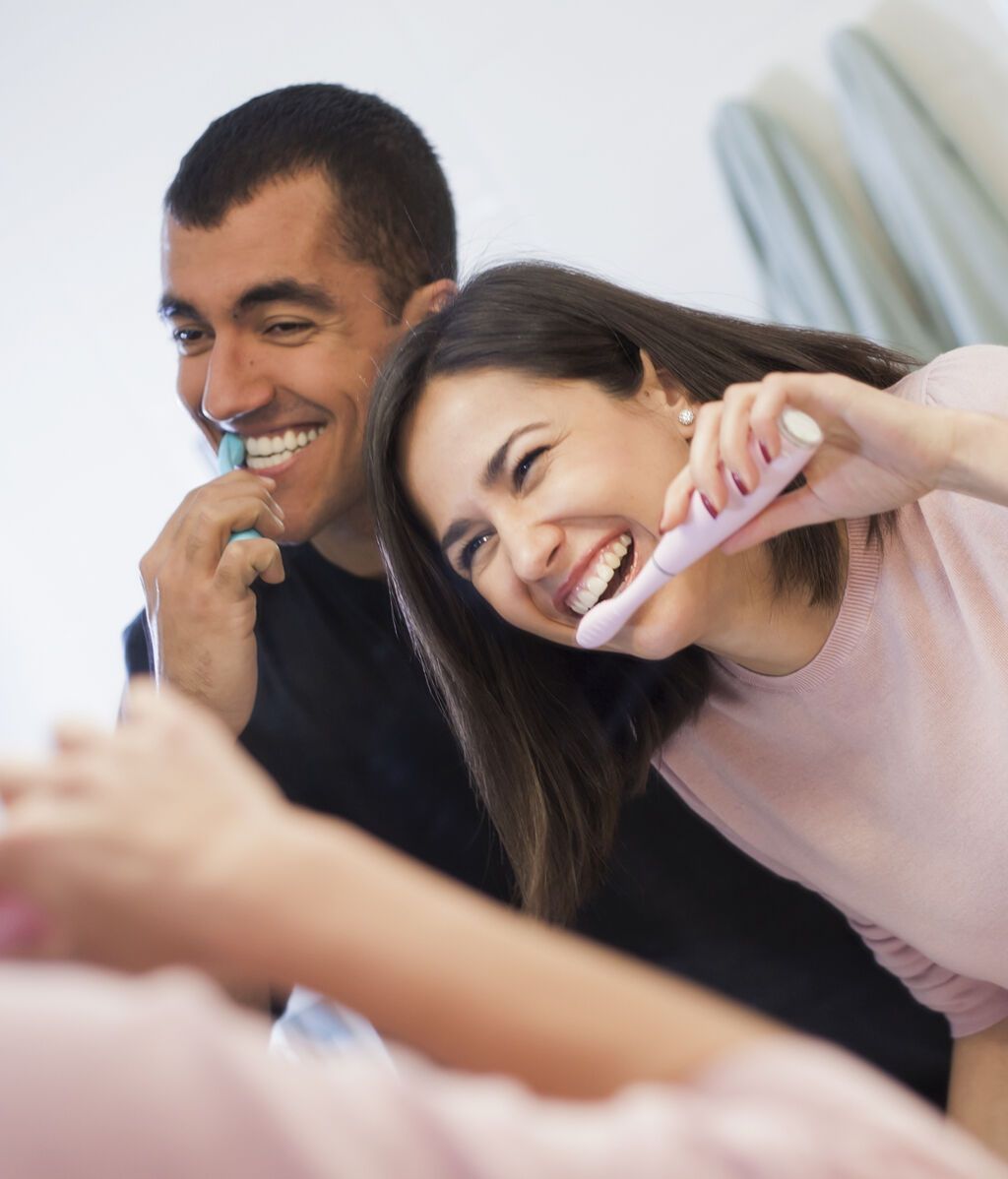 09_ISSA 2_Couple Brushing Teeth_FOREO