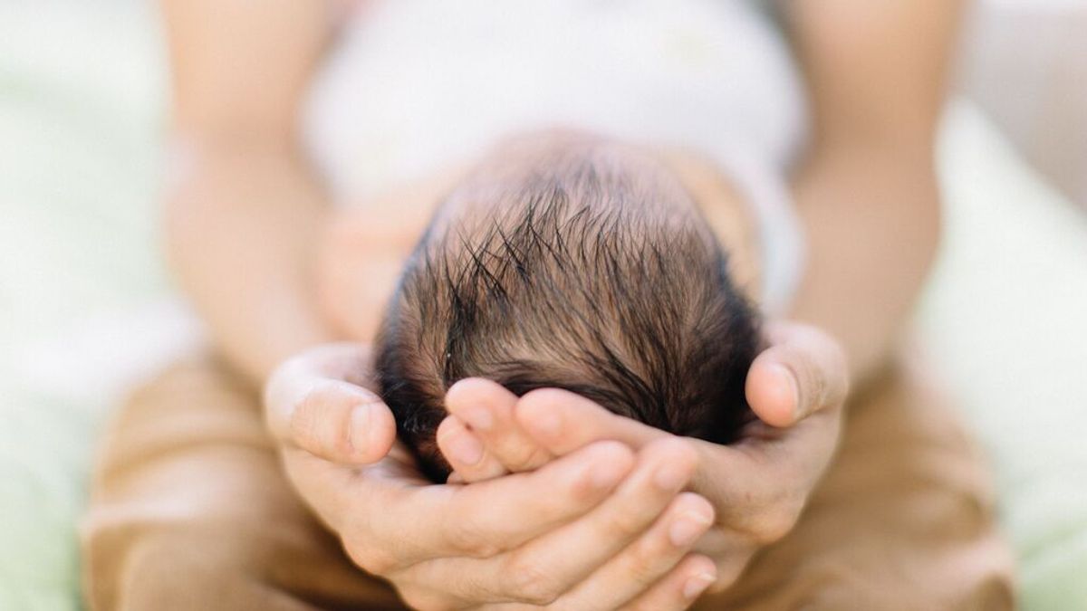 ¿El pelo de un bebé recién nacido se corte o se cae solo? Todo lo que deberás saber del cabello del pequeño.