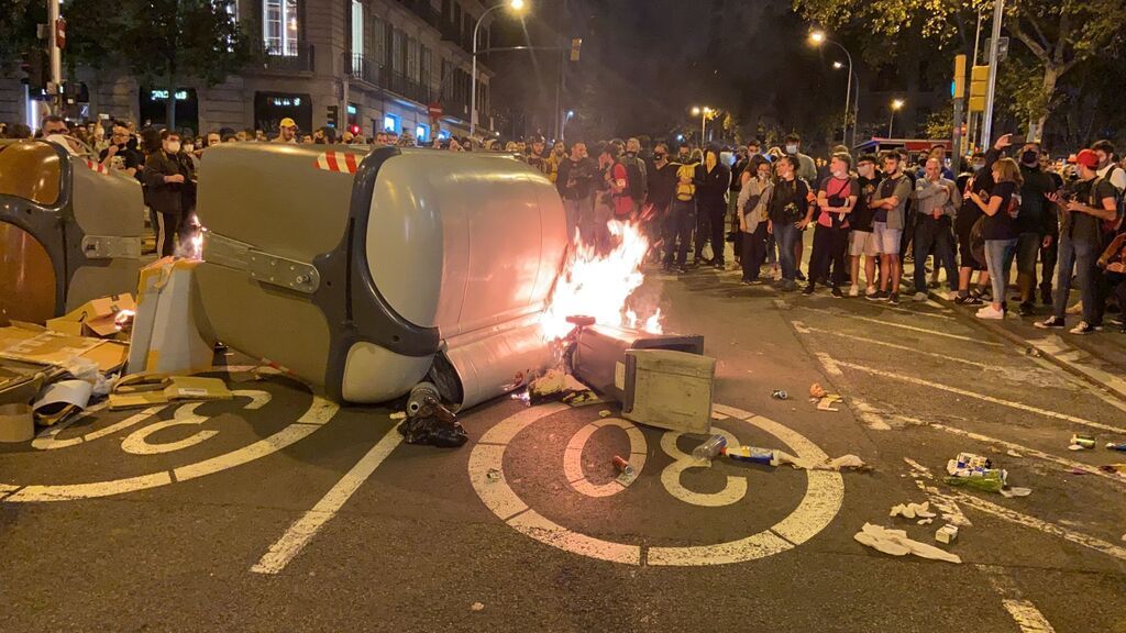 Los CDR queman contenedores en la manifestación por el aniversario del 1-O en Barcelona