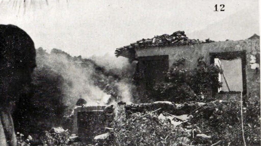 La lava destruye una casa rural en Las Manchas