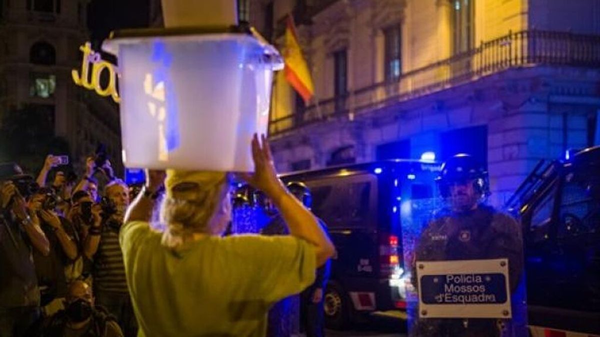 Manifestantes convocados por los CDR queman contenedores en Barcelona en el aniversario del 1-O