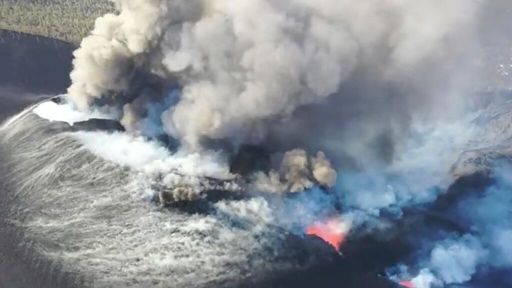 Se abre un nuevo foco de emisión en la fractura principal del volcán de La Palma