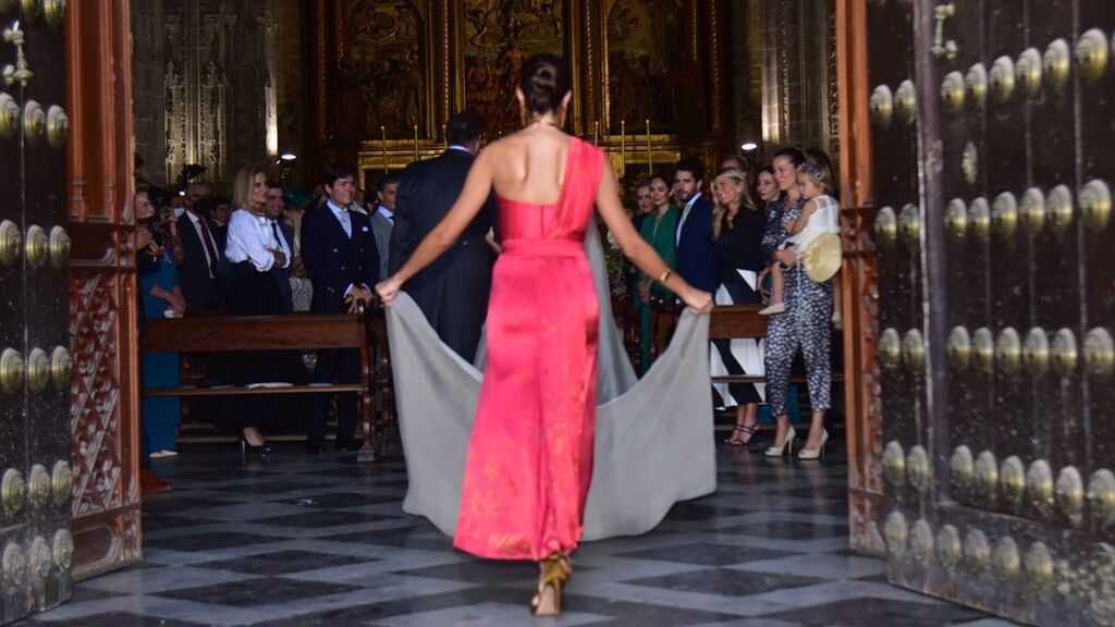 Ana Cristina entrando a la iglesia