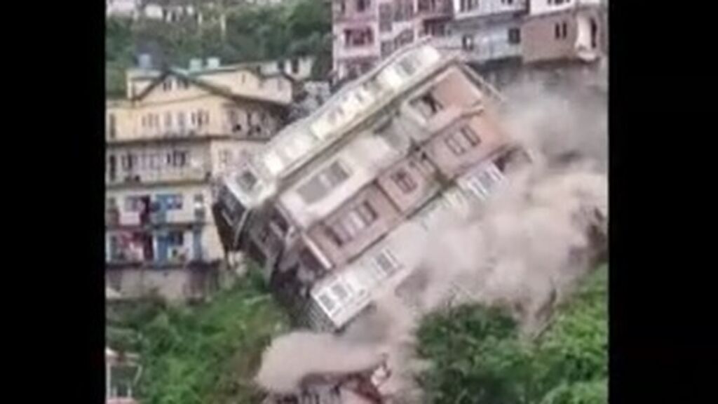 Impresionante derrumbe de un edificio de varias plantas en la India