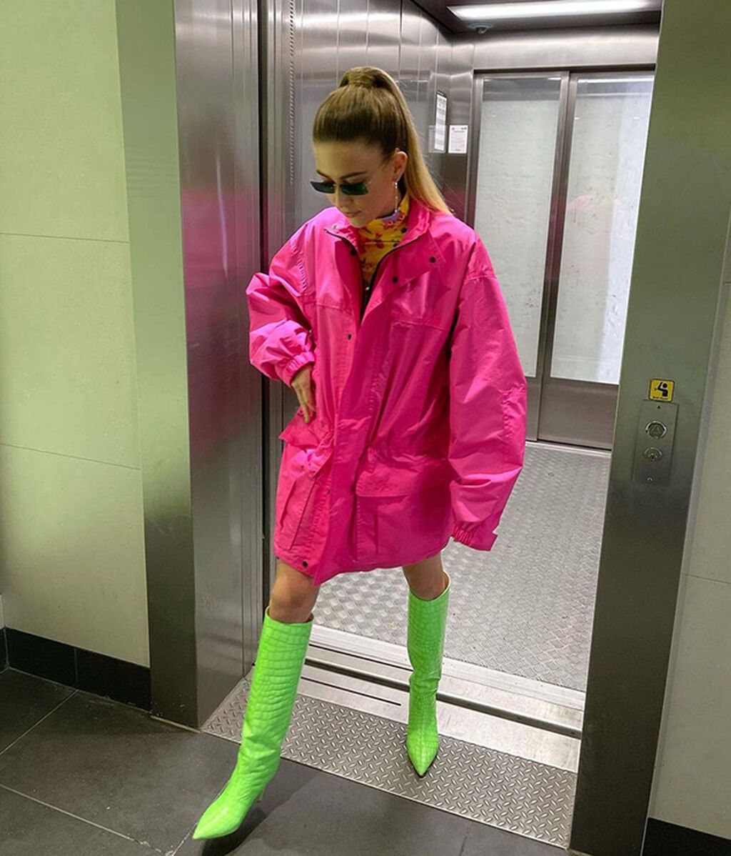 Emili Sindlev con parka de color