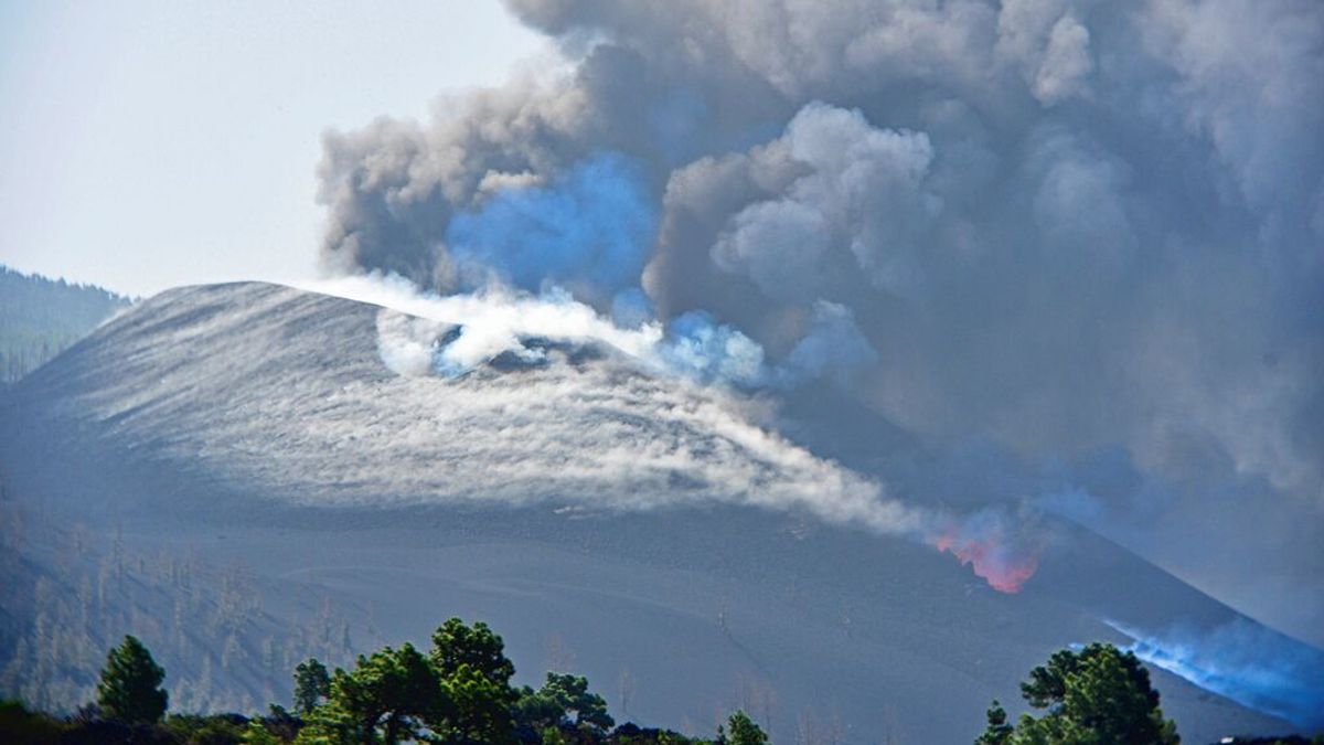 La última colada toma contacto con la primera que emergió del volcán de La Palma