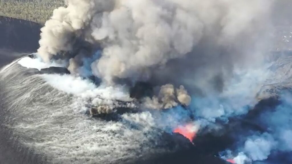 Se abre un nuevo foco de emisión en la fractura principal del volcán de La Palma
