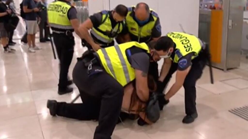Expulsado un agente de seguridad por presunta agresión a una mujer en la estación de Sants de Barcelona