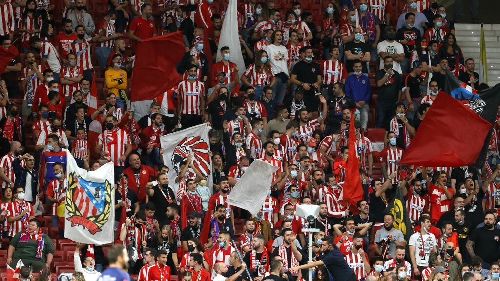 Vuelve el público a los estadios: el fútbol recupera el aliento con las gradas llenas Vuelve el público a los estadios: el fútbol recupera el aliento con las gradas llenas