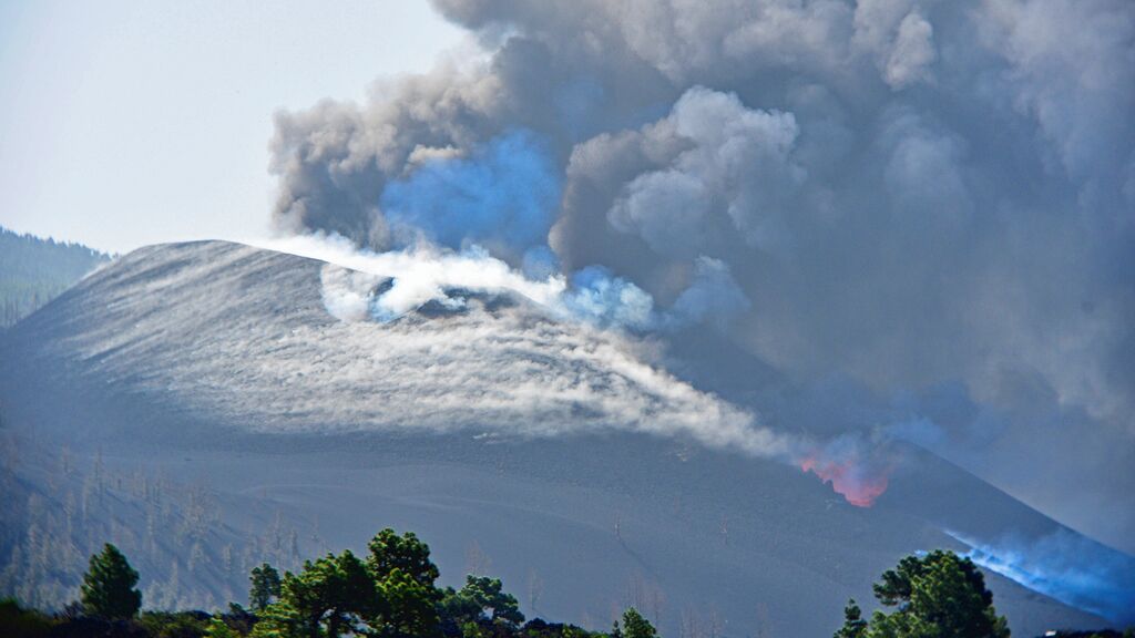 La erupción no pierde potencia en 15 días y buscan arreglos urgentes a daños