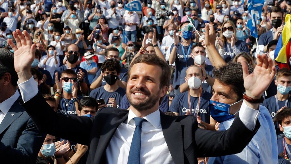 Casado se da un baño de masas a su llegada a Valencia