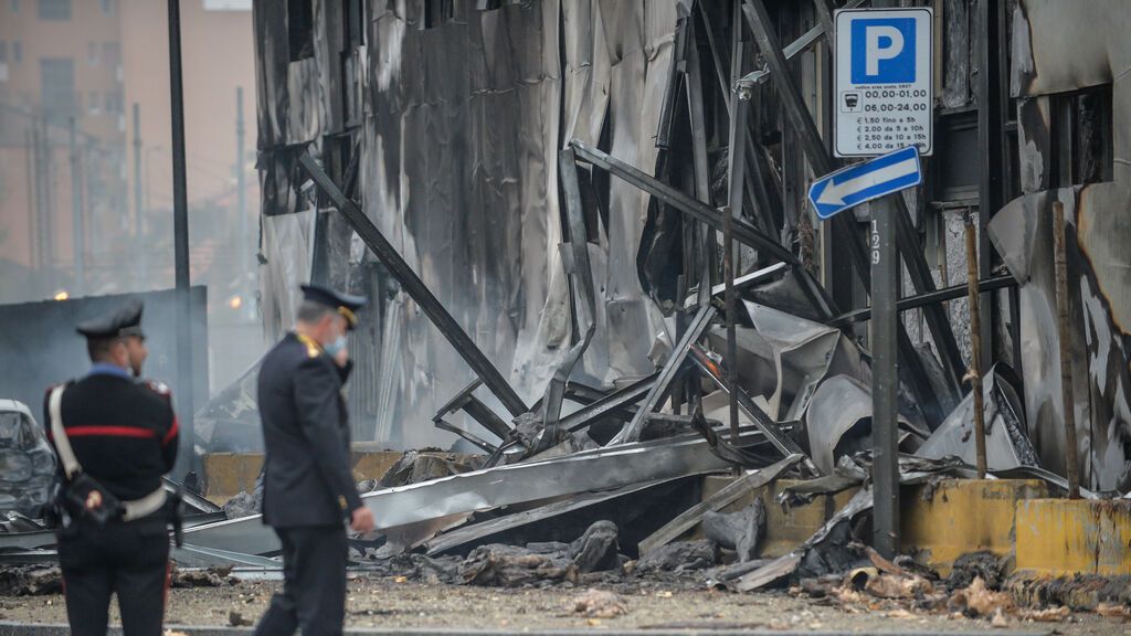 Se estrella una avioneta contra un edificio cerca de Milán: ocho muertos, entre ellos, un niño