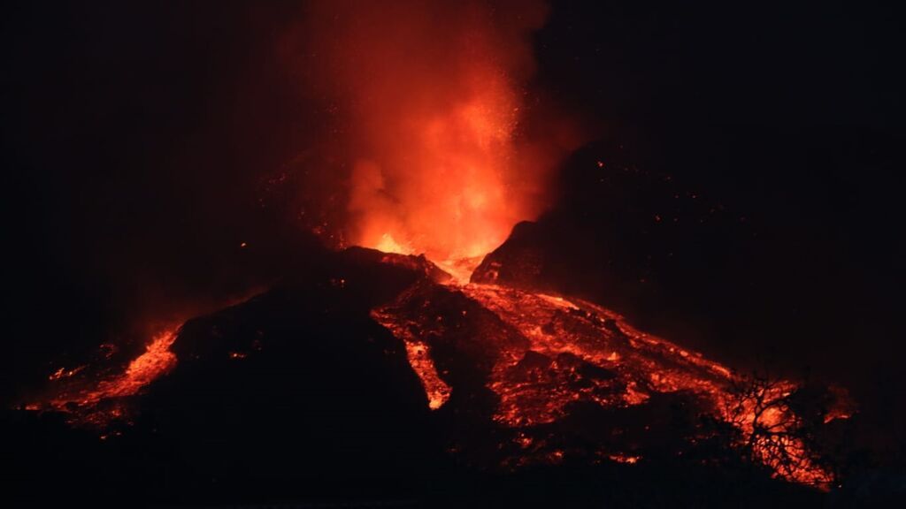 El lado norte del volcán se desprende y una enorme colada de lava se desprende por la ladera