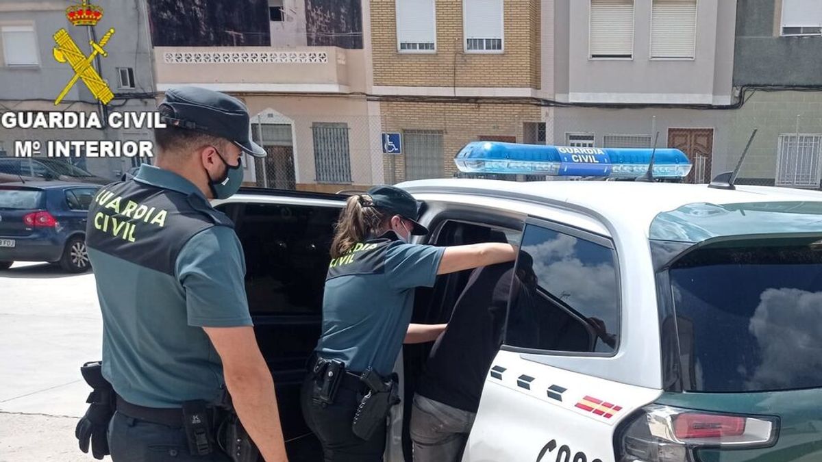 La Guardia Civil detiene a nueve personas por secuestrar y agredir a un colaborador que les escondía droga y armas La Guardia Civil detiene a nueve personas por secuestrar y agredir a un colaborador que les escondía droga y armas