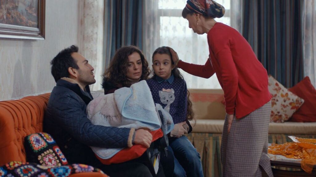 Zeynep y Fatih se presentan en casa de la joven