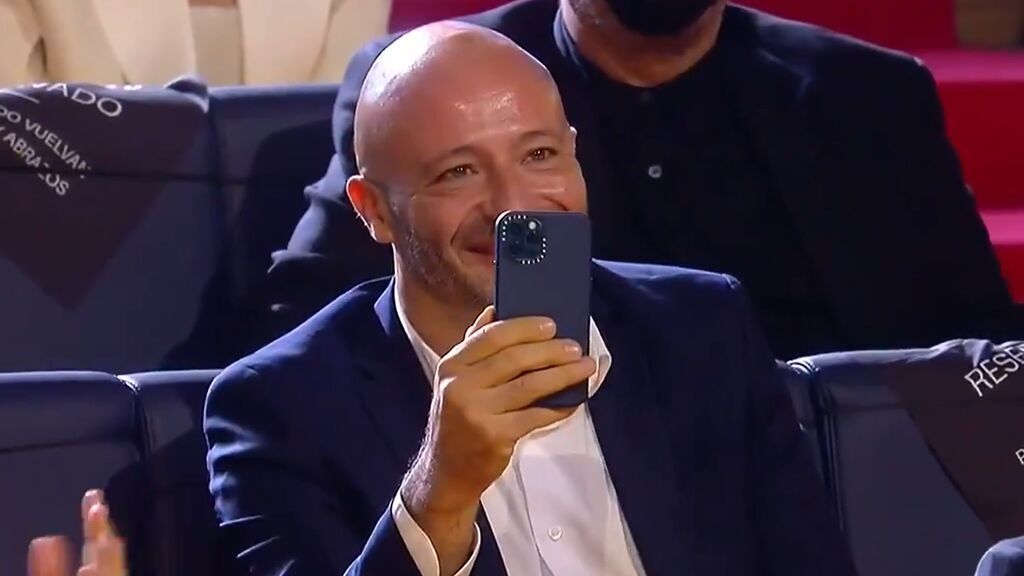 El representante Pedro Garay, muy emocionado por las palabras de Candela Peña