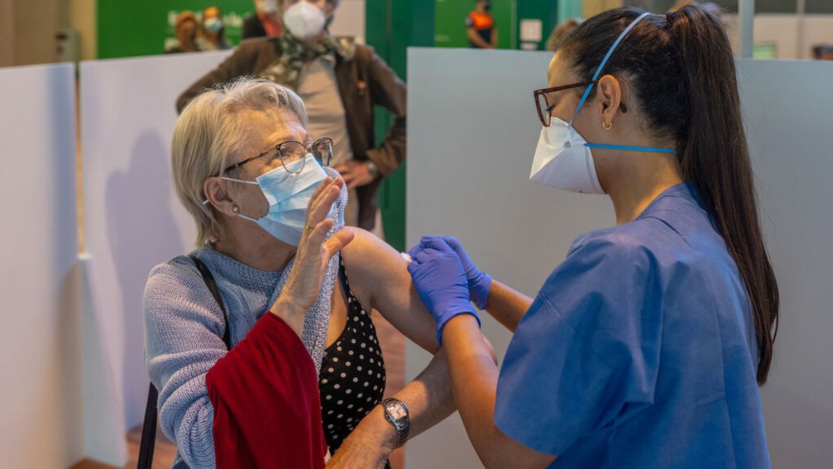 La vacuna evitó en Andalucía 5.000 muertes, según un estudio de Salud La vacuna evitó en Andalucía 5.000 muertes, según un estudio de Salud