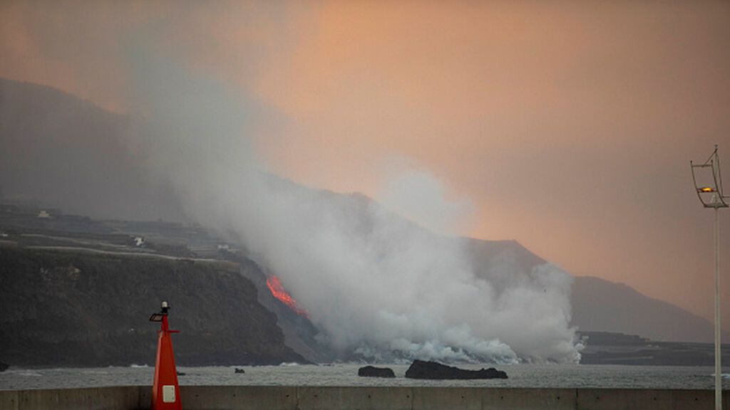 El volcán de La Palma comienza a evacuar lava hasta la costa a través de tubos lávicos subterráneos