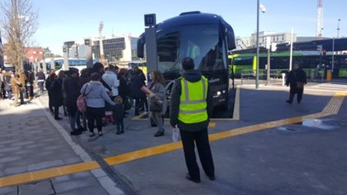 Viajeros hacen cola para subir al autobús en Bilbao.