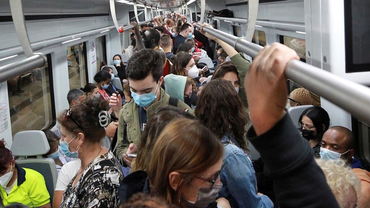 Pasajeros en uno de los trenes de cercanías de la estación de Chamartín, en Madrid, en la segunda jornada de la huelga de maquinistas convocada por el sindicato Semaf contra los recortes de Renfe