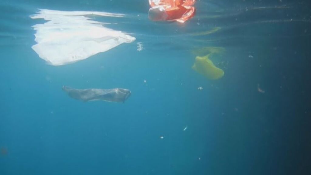 Un nuevo estudio revela que más de 3.700 toneladas de plástico flotan por el Mediterráneo