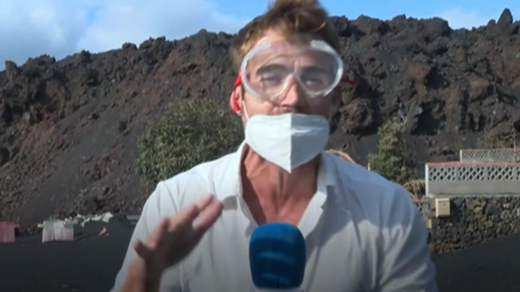 Una expedición de Informativos Telecinco accede hasta las zonas límites de la erupción del volcán