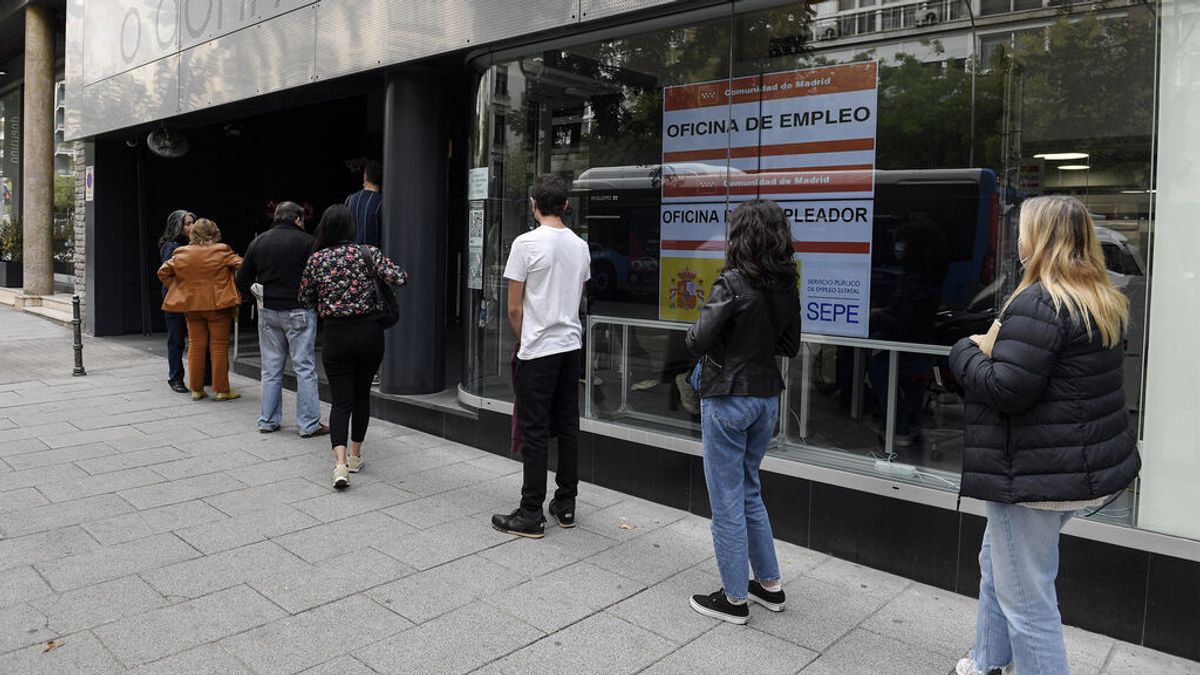 EuropaPress_3981998_varias_personas_hacen_cola_oficina_servicio_publico_empleo_estatal_sepe_dia EuropaPress_3981998_varias_personas_hacen_cola_oficina_servicio_publico_empleo_estatal_sepe_dia