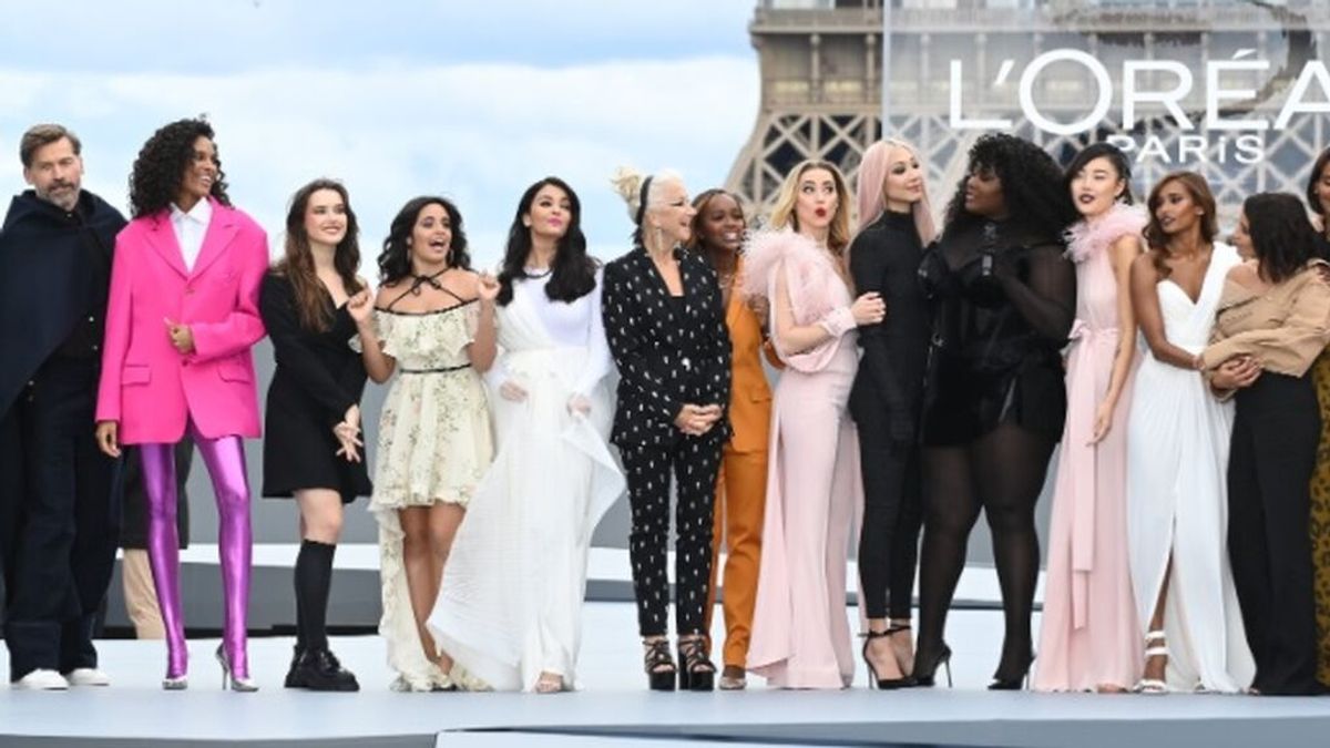 Helen Mirren, 76 años que rompen en las pasarelas: ojo a su nuevo look Helen Mirren, 76 años que rompen en las pasarelas: ojo a su nuevo look