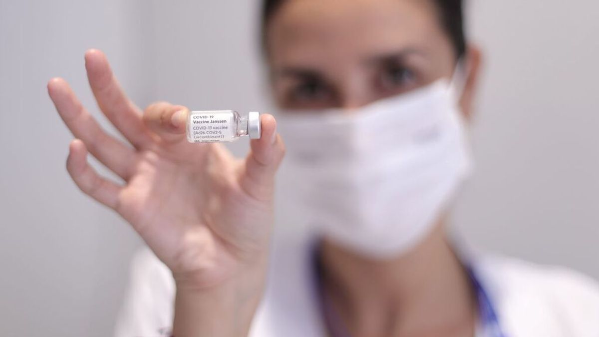 Sanidad aprueba la tercera dosis en mayores de 65 años, que se administrará junto a la de la gripe