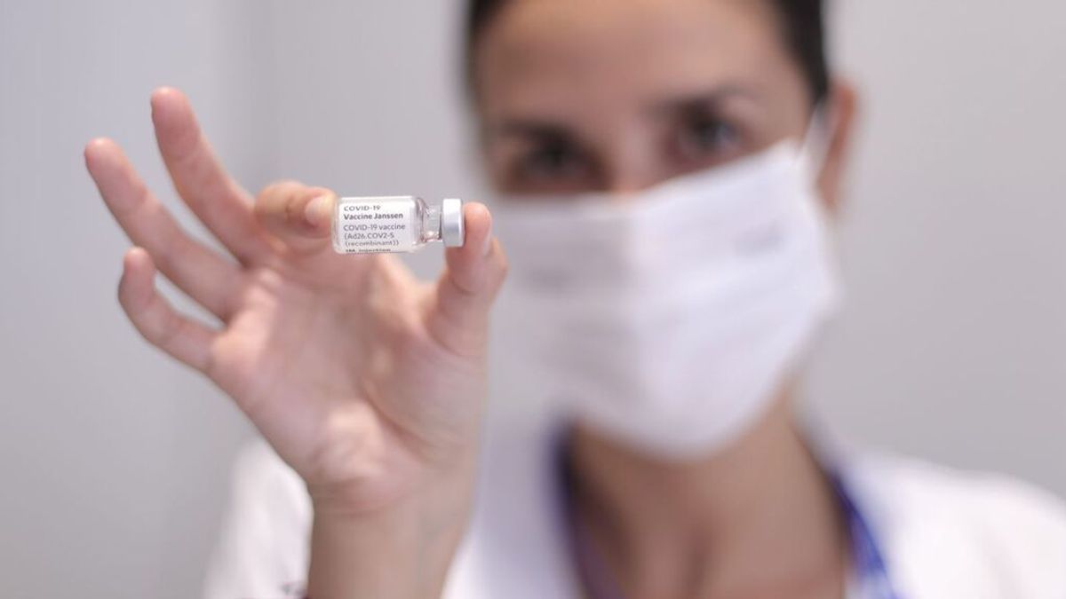 Sanidad aprueba la tercera dosis en mayores de 65 años, que se administrará junto a la de la gripe Sanidad aprueba la tercera dosis en mayores de 65 años, que se administrará junto a la de la gripe