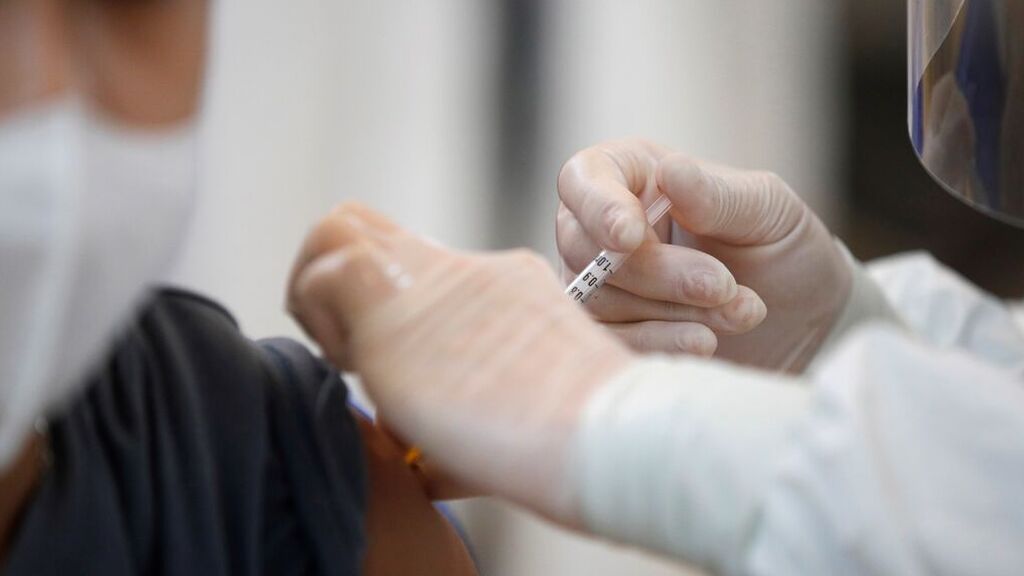 Salud Pública debate la tercera dosis de la vacuna para la población general
