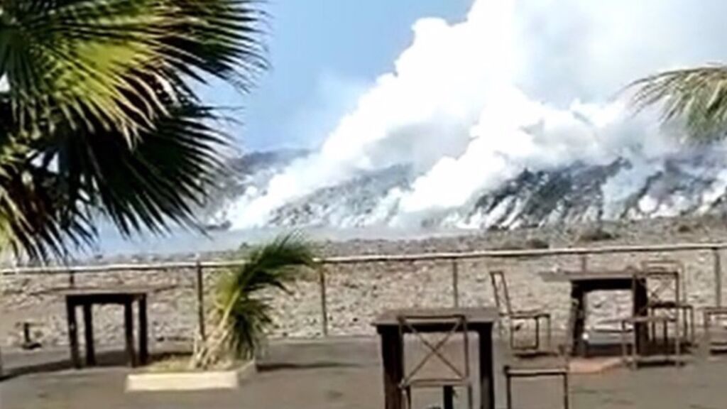 Así se ve desde la playa como va creciendo el delta de lava que provoca el volcán de La Palma