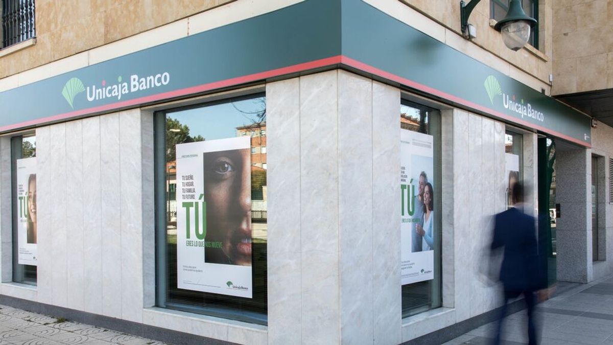 Unicaja Banco plantea un reajuste de plantilla de 1.513 trabajadores y el cierre de 395 oficinas Unicaja Banco plantea un reajuste de plantilla de 1.513 trabajadores y el cierre de 395 oficinas